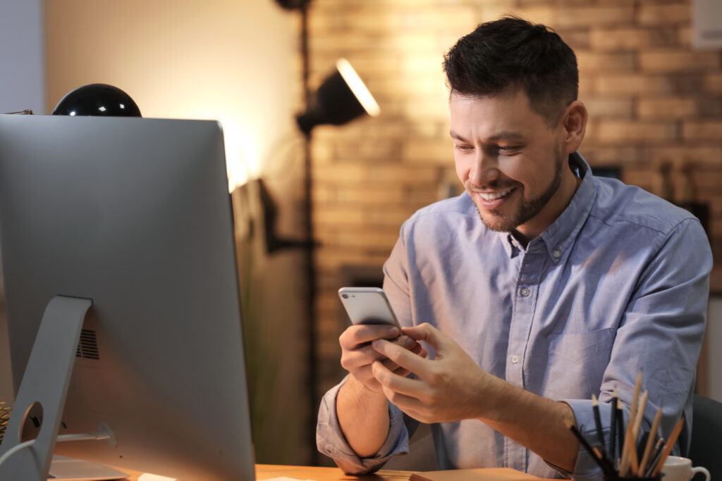 Homem trabalhando, simbolizando a atenção à experiência do cliente