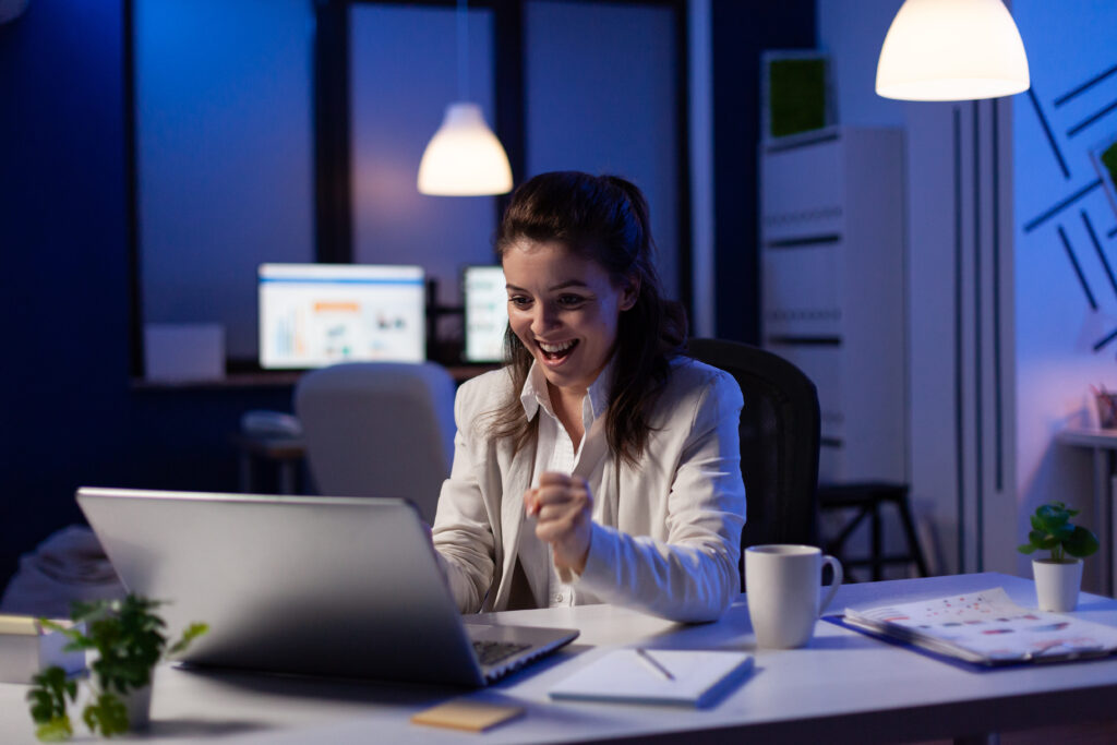 Mulher de negócios analisando gráficos de precificação no laptop