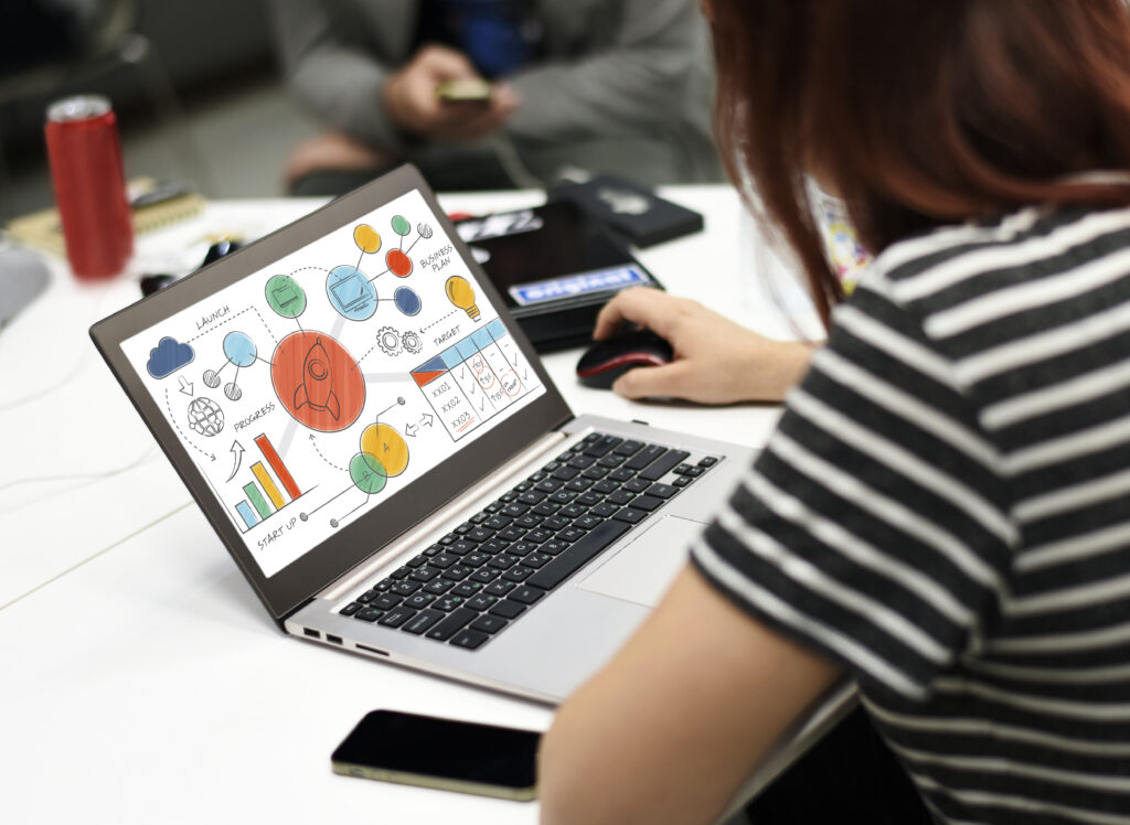 Mulher de negócios usando laptop, representando o trabalho com canais digitais.