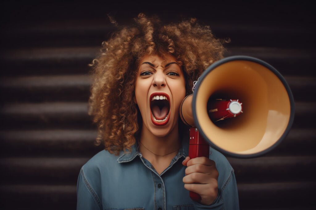 Mulher usando megafone, simbolizando Marketing de Guerrilha.