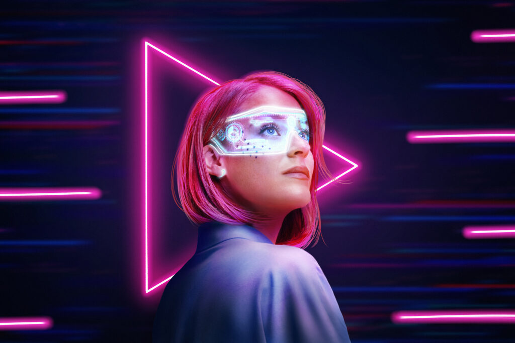 Mulher com óculos de realidade aumentada em meio a luzes neon, visualizando o marketing digital 2024